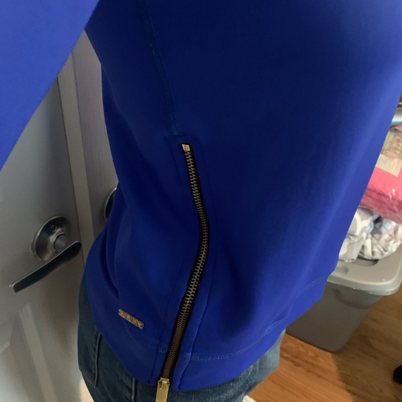 Blue and black top. Long sleeve. Side zipper detail. Size s - Picture 3 of 4
